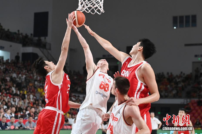 开云体育-男篮热身赛：中国队81:82不敌塞尔维亚KK FMP俱乐部|中国男篮|中新社|刘金雨|杨华峰|对手_新浪体育_新浪新闻